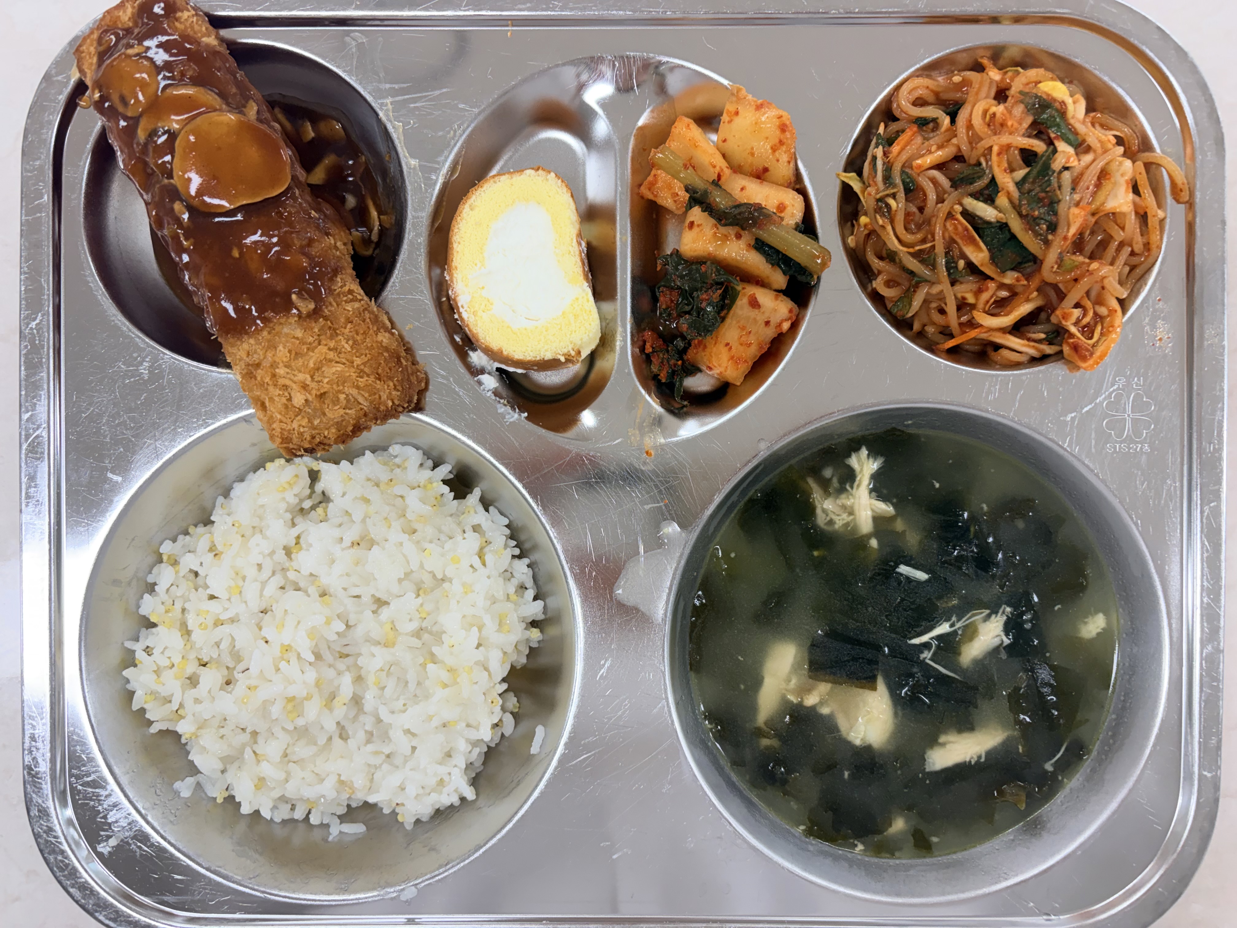 기장밥 
생크림롤케이크 (1.2.5.6)
닭미역국 (5.6.15)
야채쫄면 (2.5.6.13)
고구마치즈롤까스 (1.2.5.6.10.12.13.16.18)
총각김치 (9)_이미지