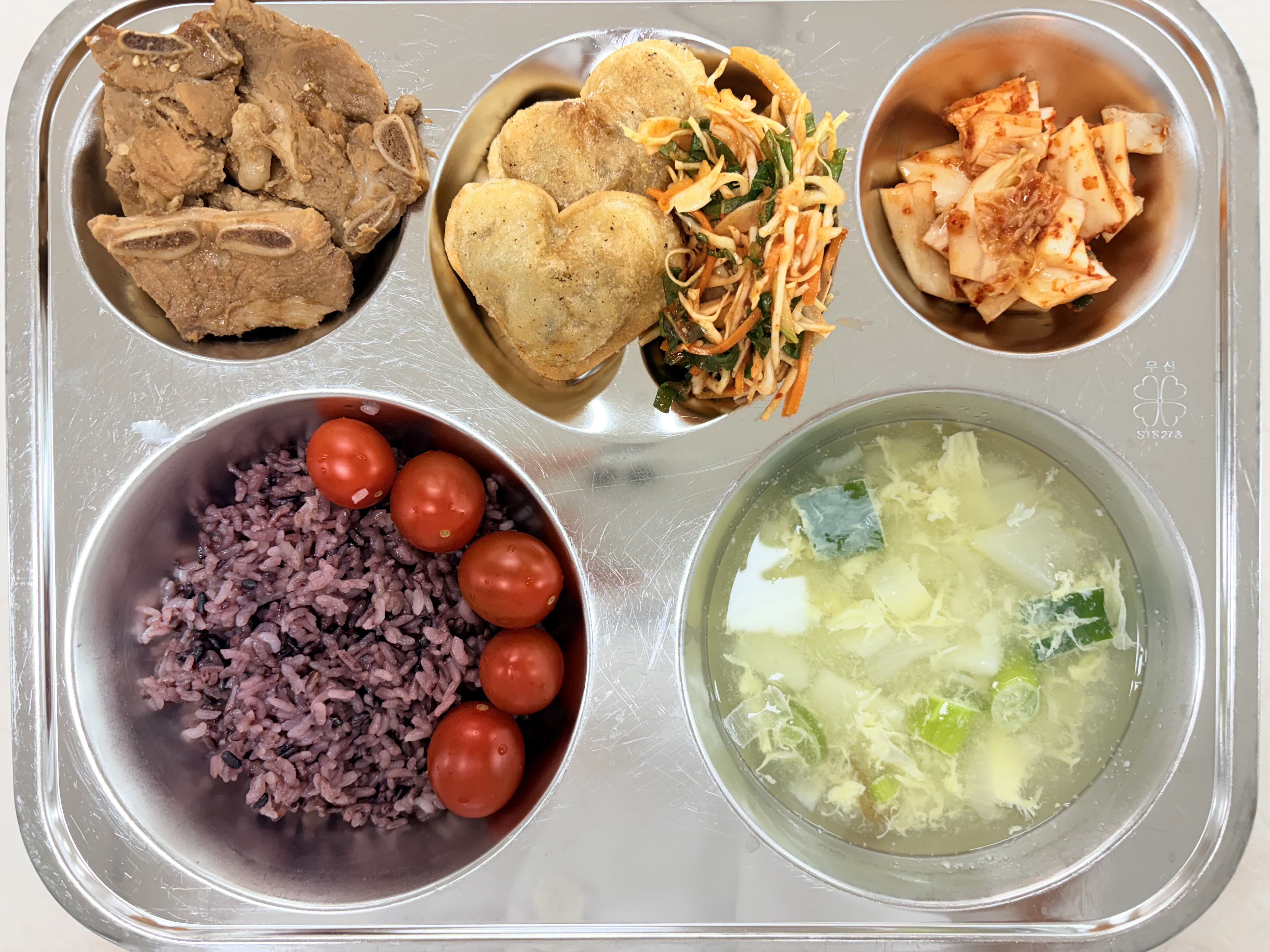 흑미밥 
감자달걀국 (1.5.6)
한돈갈비구이 (5.6.10.13.16.18)
하트고기만두&채소비빔 (1.5.6.10.13.16.18)
배추김치 (9)
대추방울토마토 (12)_이미지