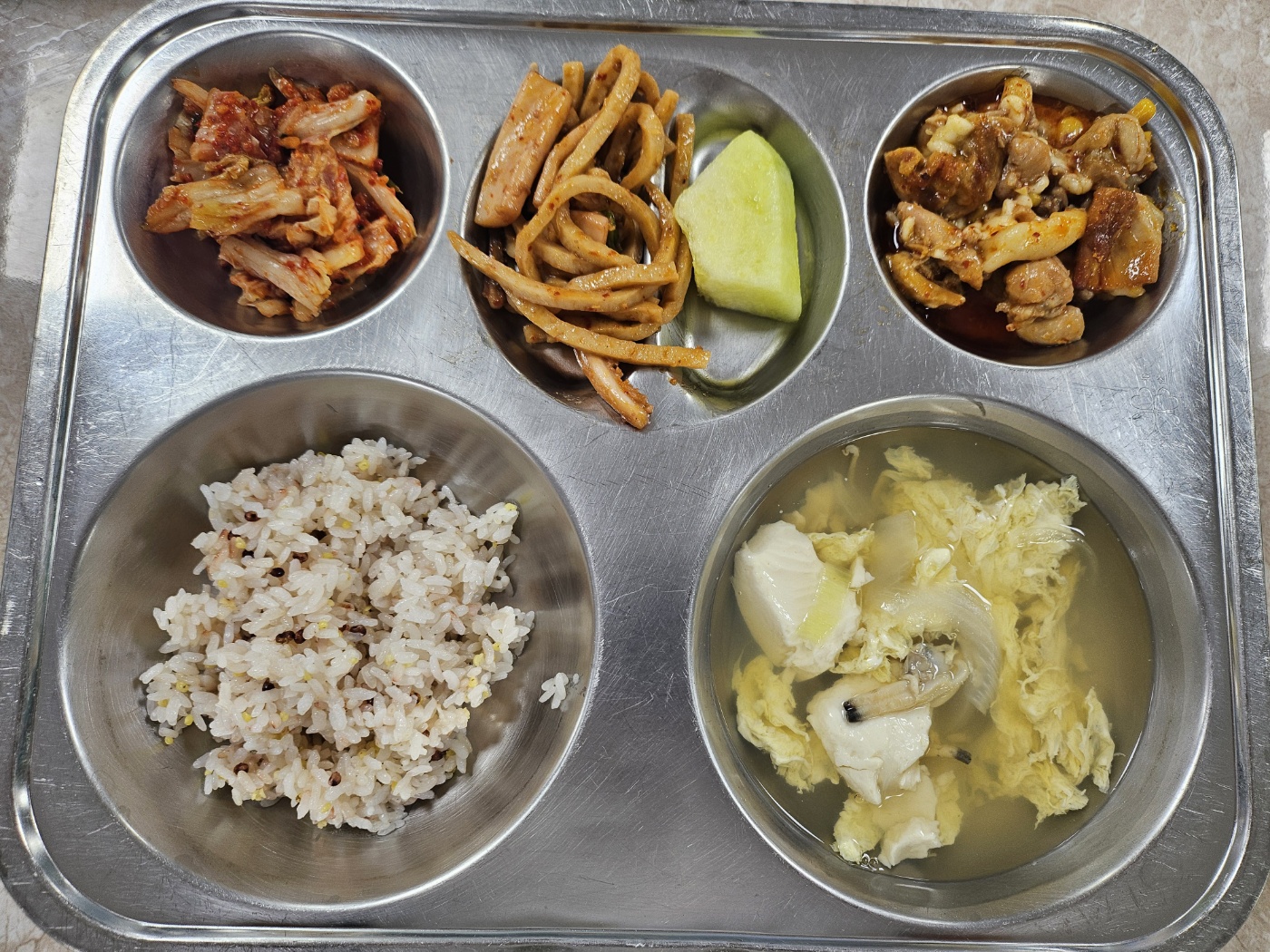 삼곡밥 
순두부김치찌개 (1.5.6.9.13.18)
(부)총무식오징어어묵조림 (1.5.6.13.17)
양파콘치즈숯불통닭갈비w(60g) (2.5.6.13.15)
배추김치 (9)
메론7 
우유(선택) (2)_이미지