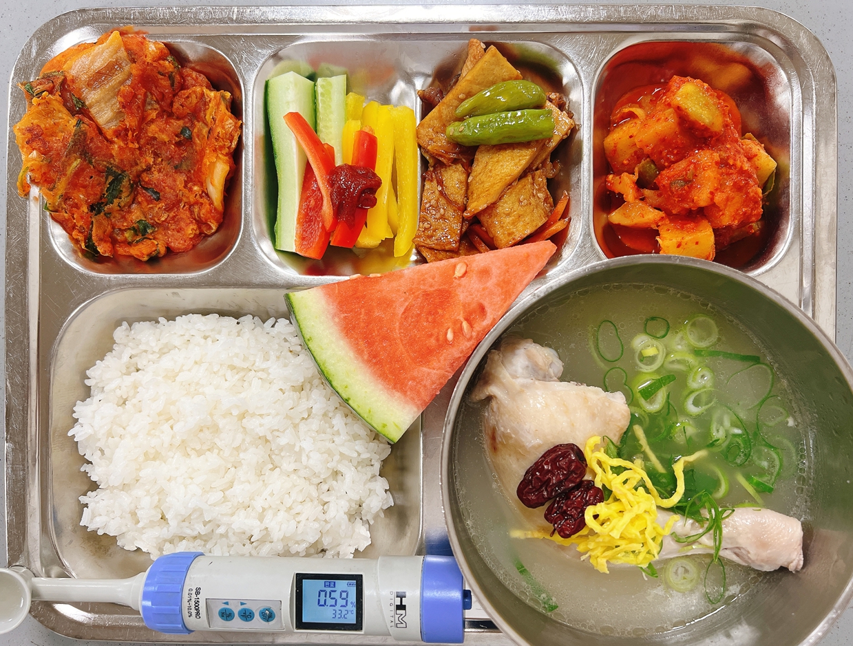 장각백숙1.5.6.15
혼합잡곡밥5/쌀밥
수제김치장떡전1.5.6.9
꽈리고추어묵볶음5.6
야채스틱&고추장5.6
깍두기6.9
과일(수박)
<플러스바>
비빔코너5.6_이미지