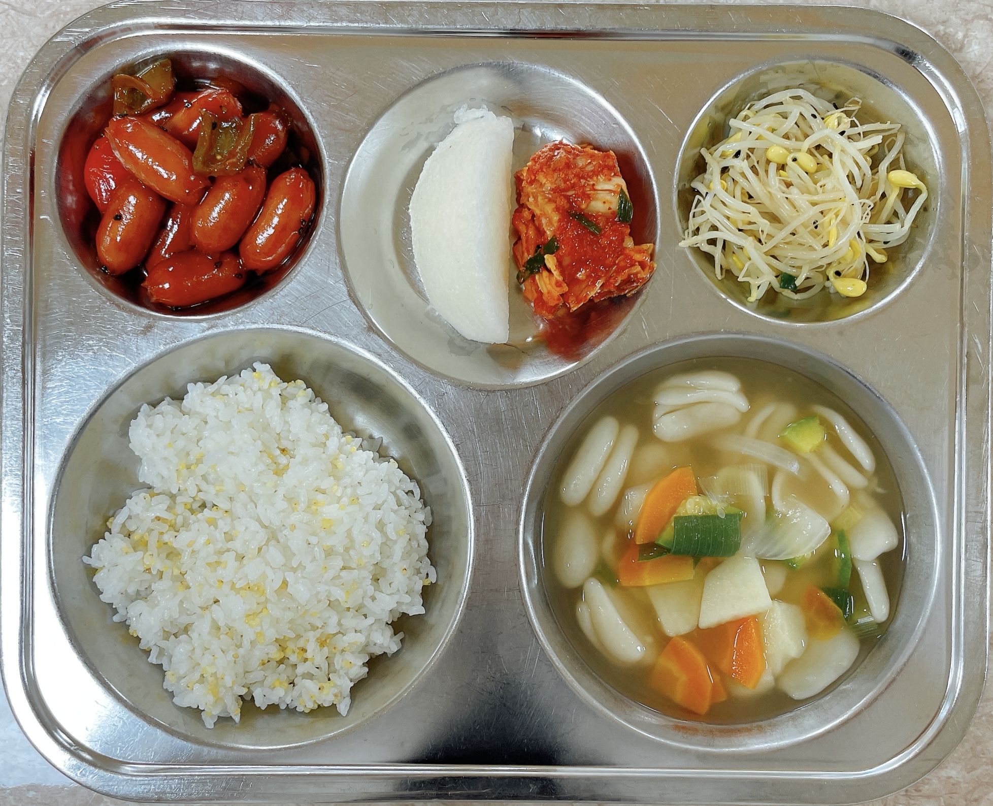 기장현미밥 
감자수제비국(고등) (5.6.13)
=콩나물무침(중등) (5)
비엔나소시지볶음(중) (2.5.6.10.12.13.15.16)
배추김치(중등) (9)
오렌지 _이미지