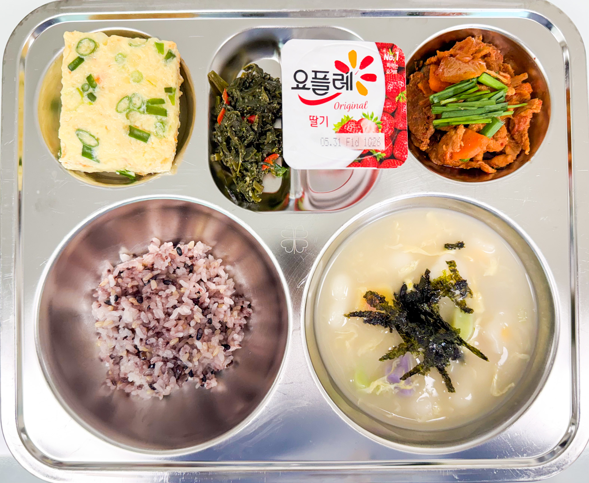 흑미밥
꽃떡국★
(1.5.6.13.16.)
돈육김치두루치기★
(5.6.9.10.13.)
달걀찜★(1.2.)
공심채볶음(5.6.13.18.)
요플레★(2.)_이미지
