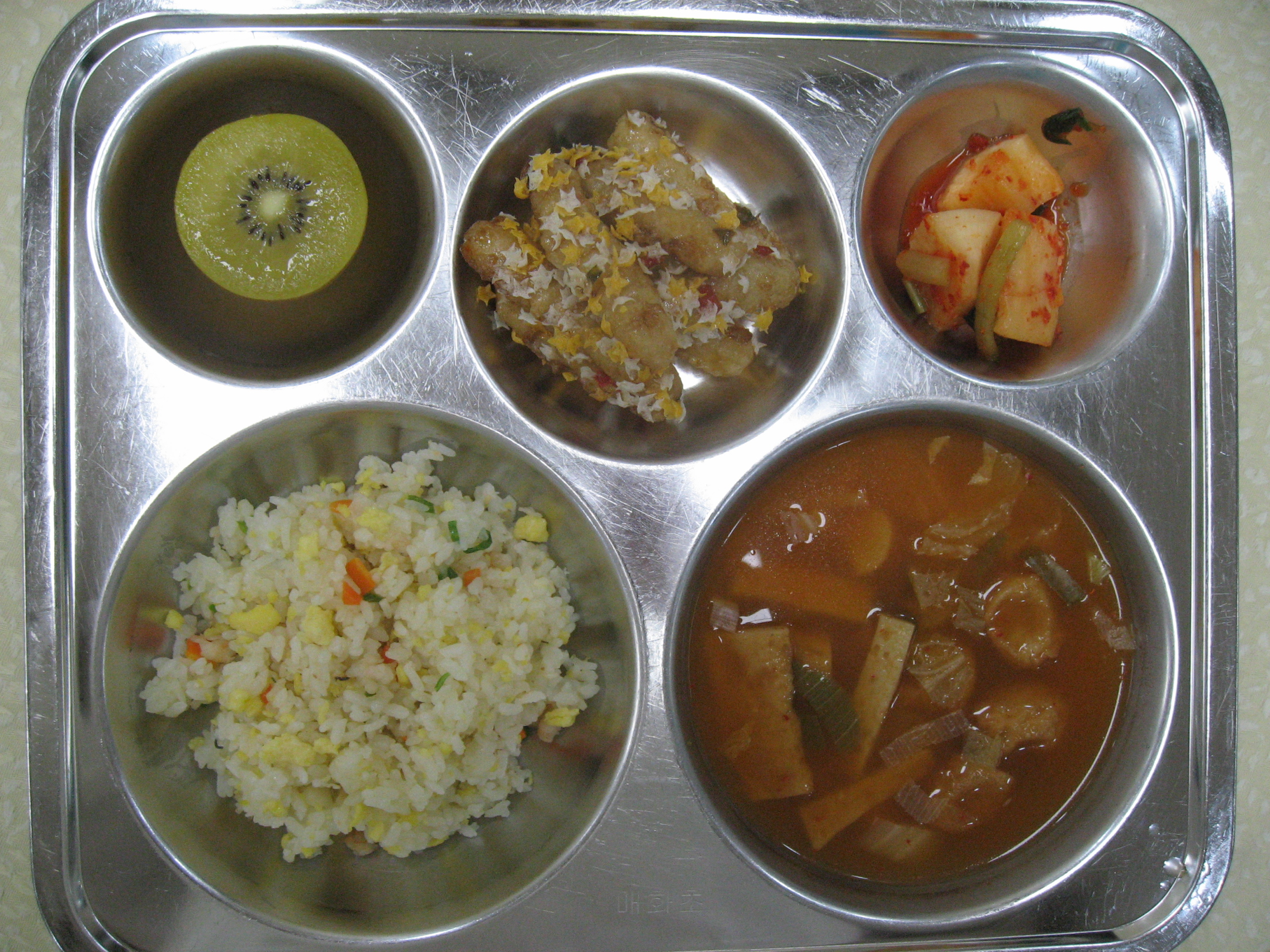 계란새우볶음밥(1.5.6.9.13.18)
어묵김치국(1.5.6.9)
별난맛동산탕수육(1.5.6.10.13)
총각김치(9)
골드키위_이미지