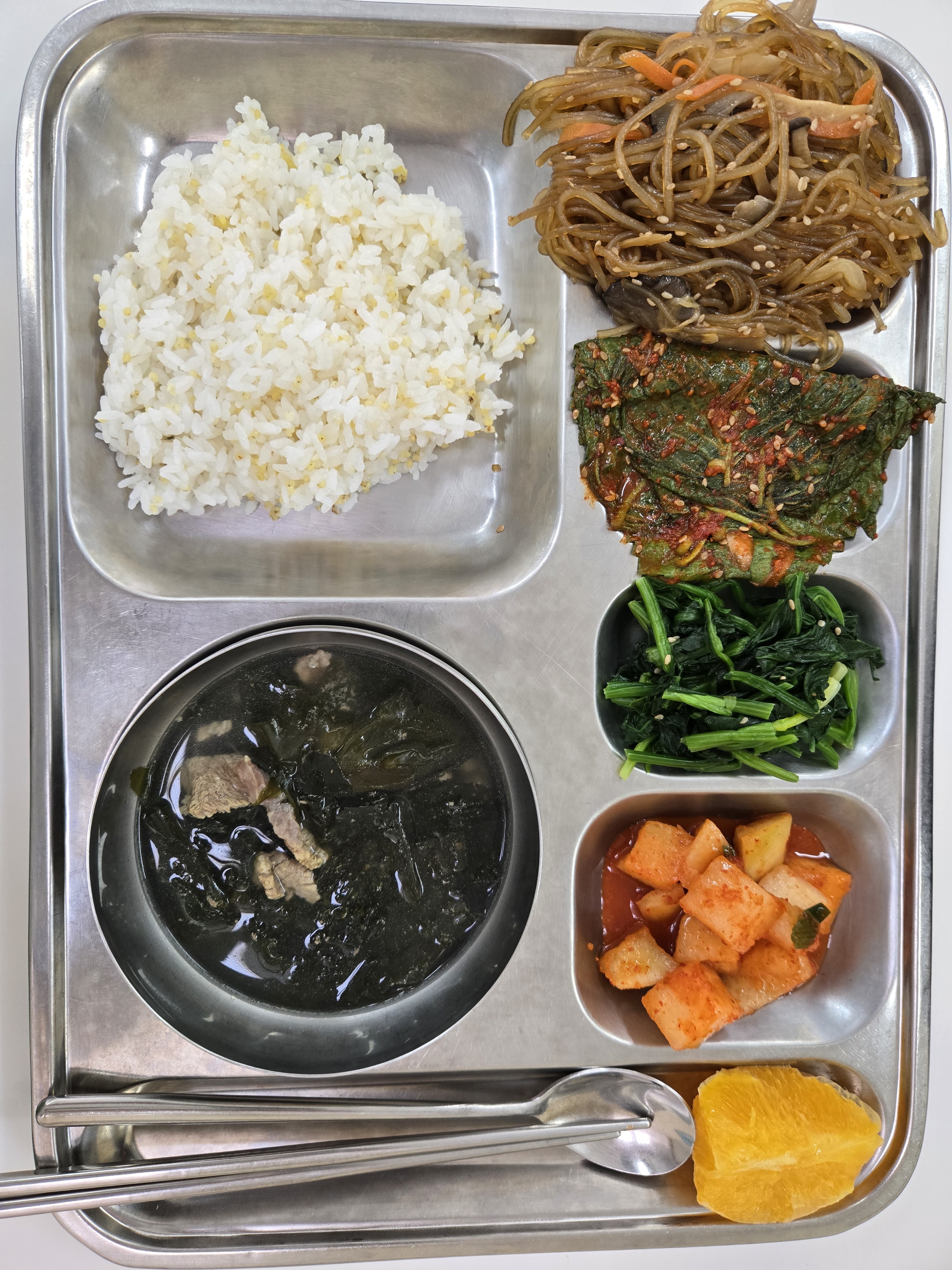 기장밥
소고기미역국⑤⑥⑬⑯
우엉잡채⑤⑥⑬
시금치나물⑤⑥⑬
깻잎찹찹이⑤⑥⑬⑳
김치⑤⑥⑬⑳
후식/우유_이미지