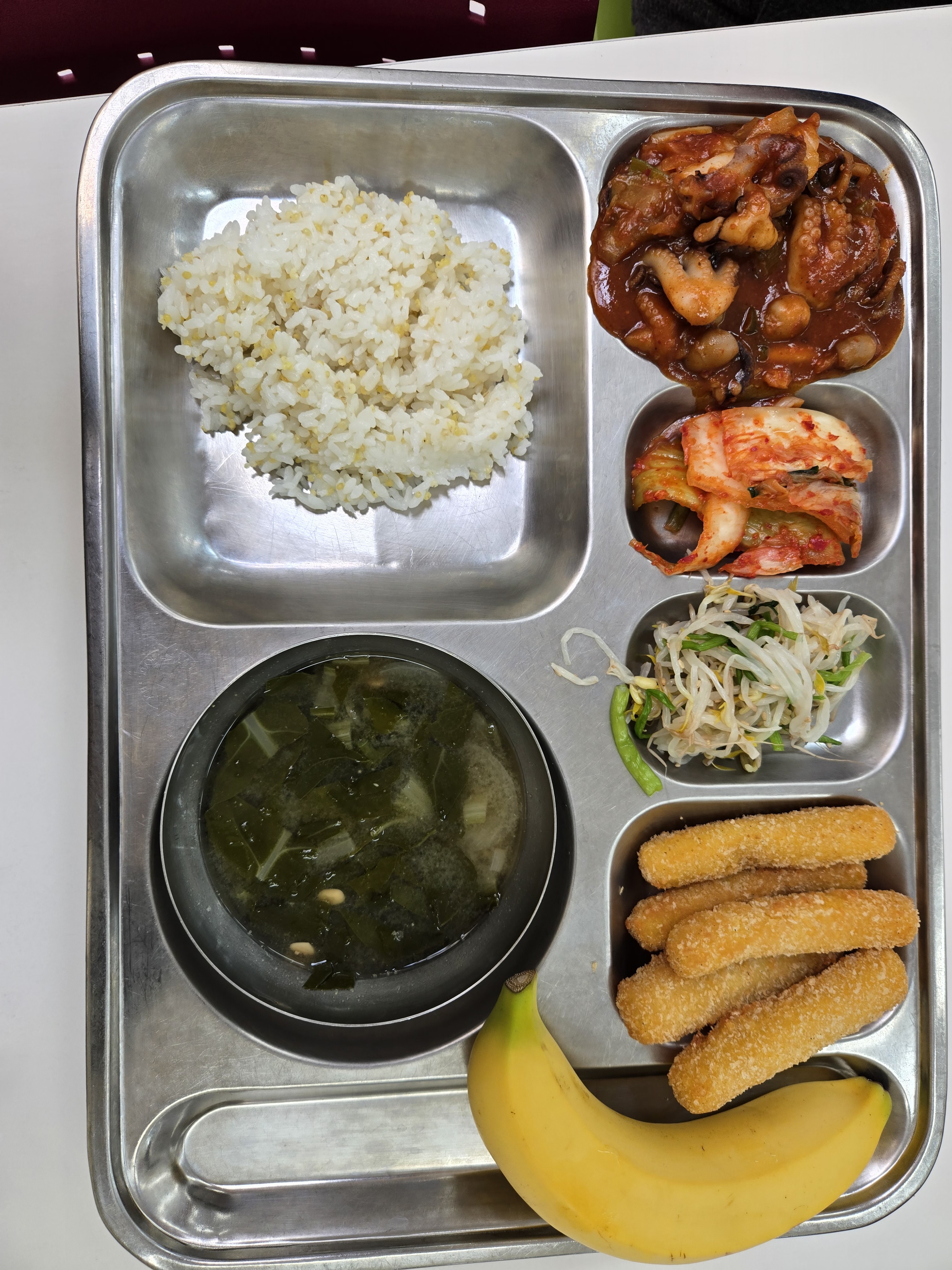 기장밥
근대국⑤⑥⑬
주꾸미야채볶음⑤⑥⑬⑳
미나리숙주나물⑤⑥⑬
치즈스틱⑤⑥⑬
김치⑤⑥⑬⑳
후식/우유_이미지