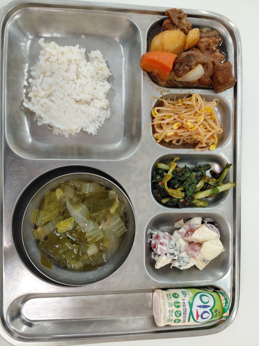 현미밥
얼갈이된장국⑤⑥⑬
돼지갈비찜⑤⑥⑩⑬
매운콩나물무침⑤⑥⑬⑳
과일샐러드⑤⑥⑫⑬
김치⑤⑥⑬⑳
후식/우유_이미지