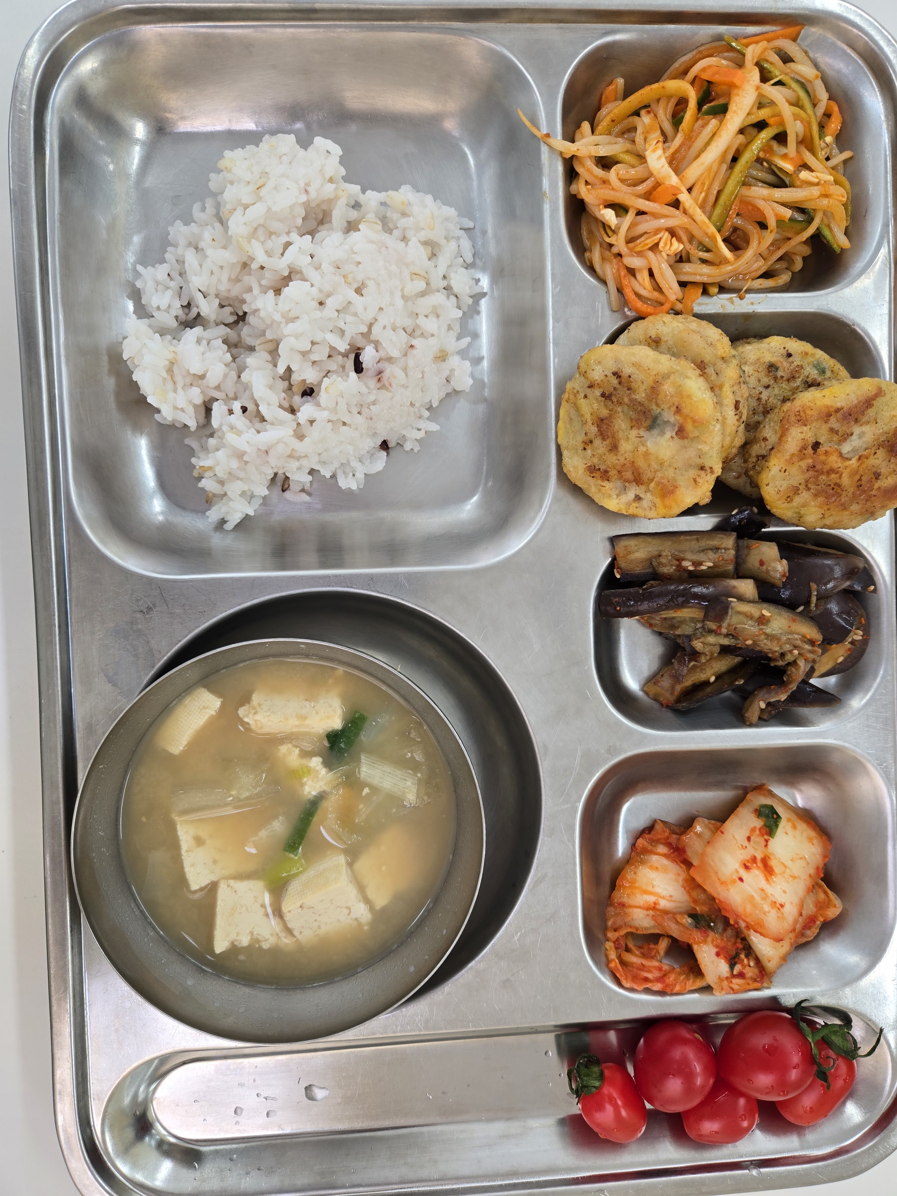 잡곡밥
청국장⑤⑥⑬
동그랑땡전①⑤⑥⑩⑬
쫄면야채무침⑤⑥⑬⑳
가지나물⑤⑥⑬⑳
김치⑤⑥⑬⑳
후식/우유_이미지