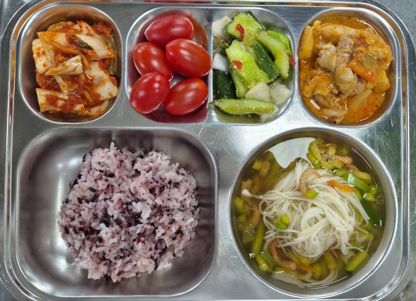 흑미밥!!
건새우소면국 ! (5.6.9)
오이탕탕이 (13)
매운까르보닭갈비 !! (5.6.12.13.15.16.18)
배추김치!! (9)
과일-대추방울토마토(40)s (12)_이미지