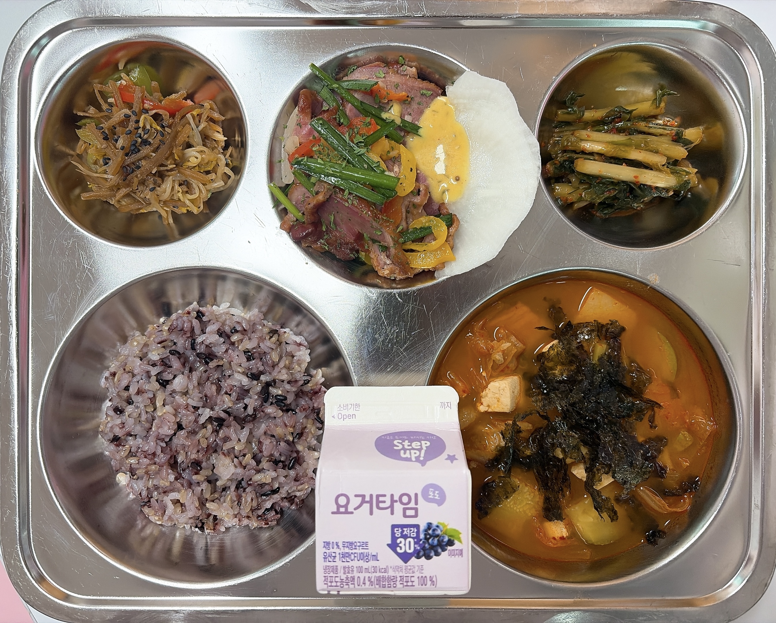 흑미밥
돼지고기김치짜글이
(5.6.9.10.13)
훈제오리볶음/머스터드S
(1.2.5.6.13)
우엉잡채(5.6.13.18)
열무김치(9.13)
마시는요거트(2)_이미지